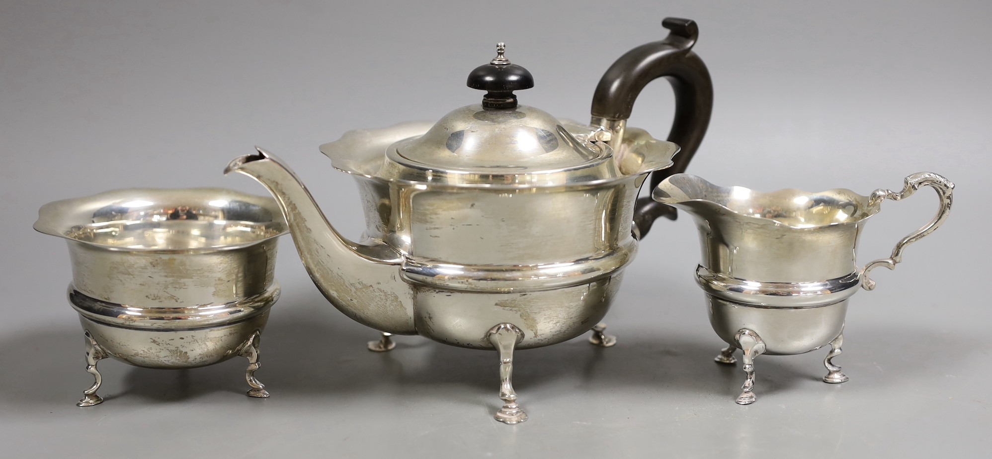 A George V silver three piece tea set, Nathan & Hayes, Birmingham, 1915, gross 14.4oz.